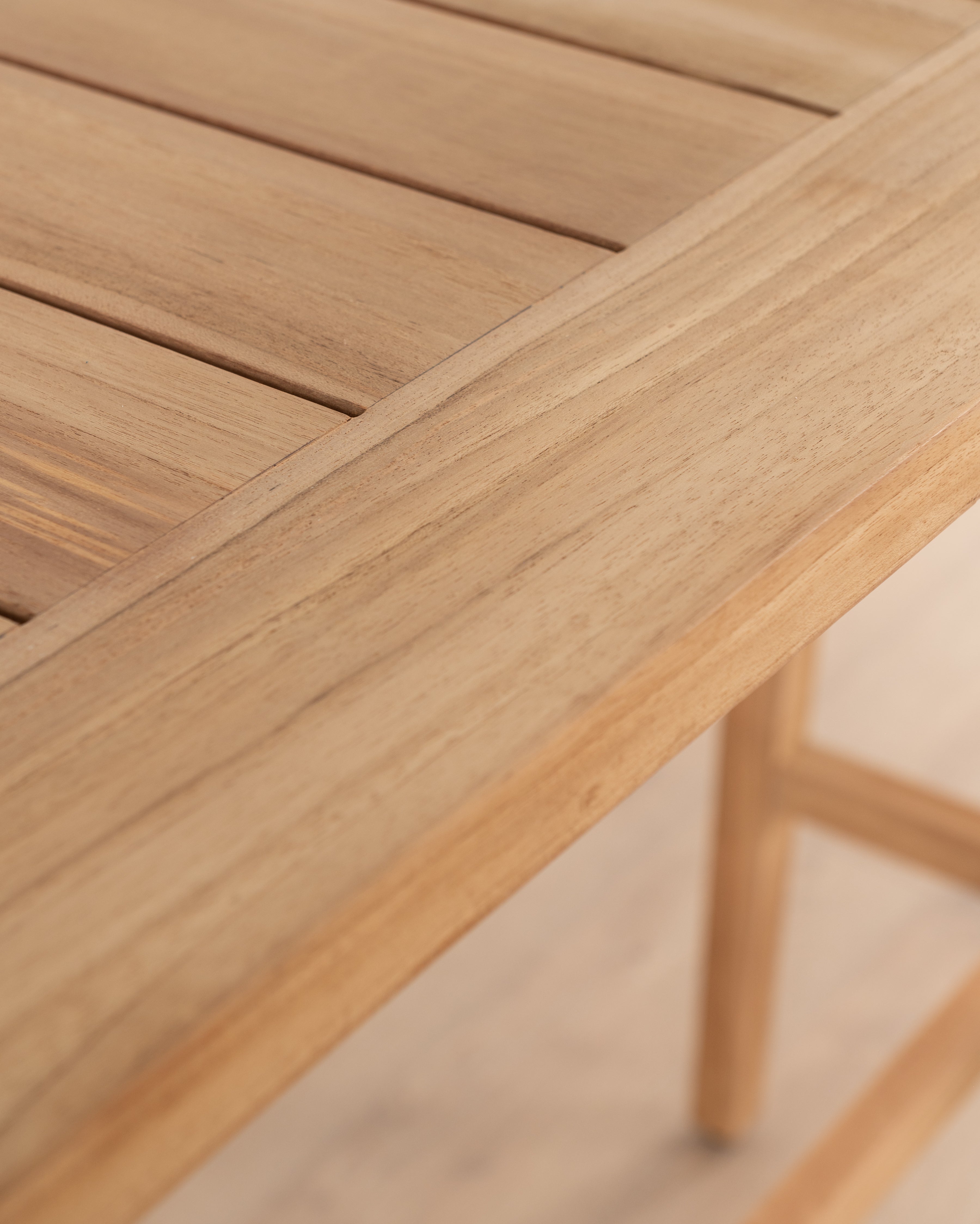 Resort Le Belle bar table