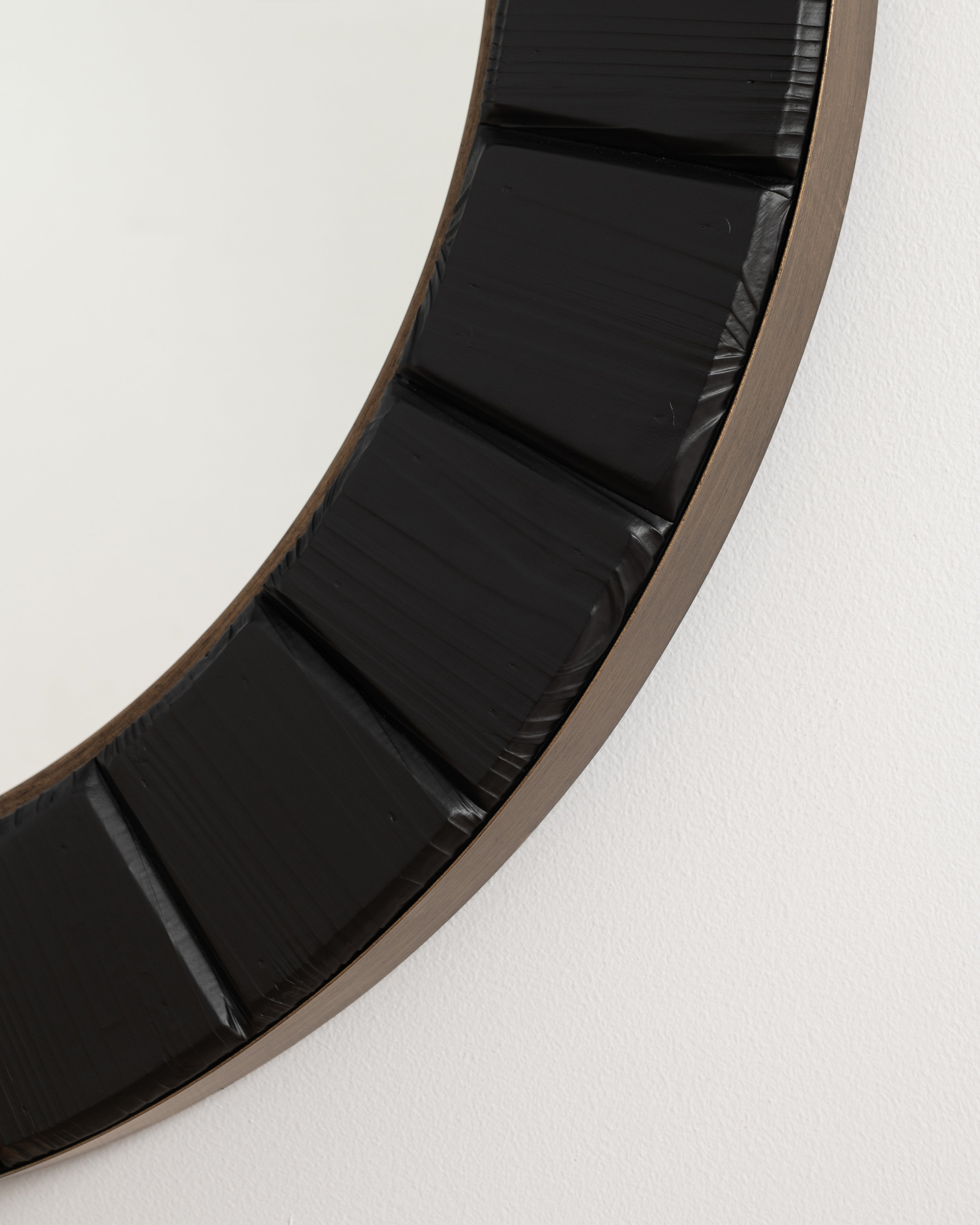 Nero Mirror