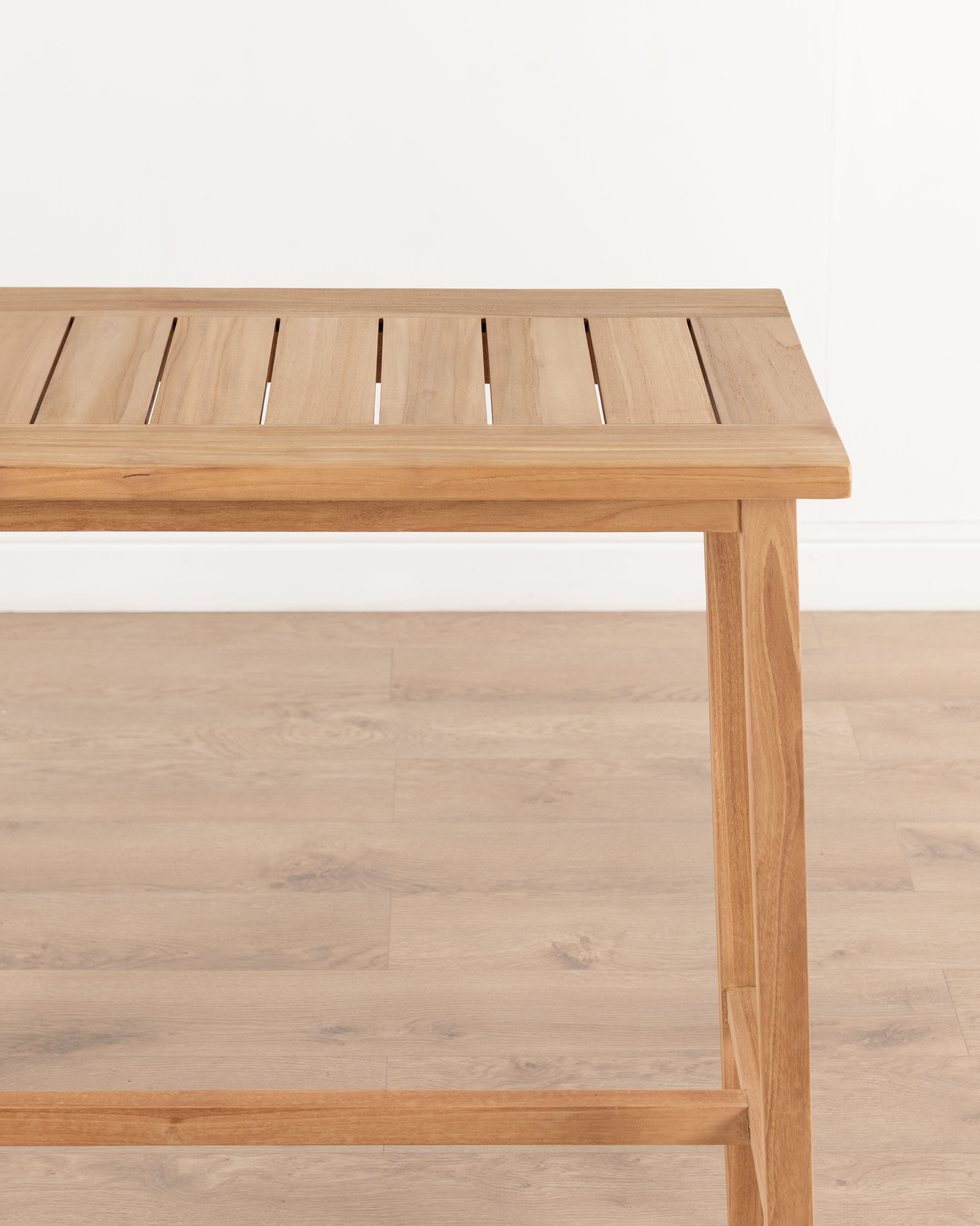 Resort Le Belle bar table