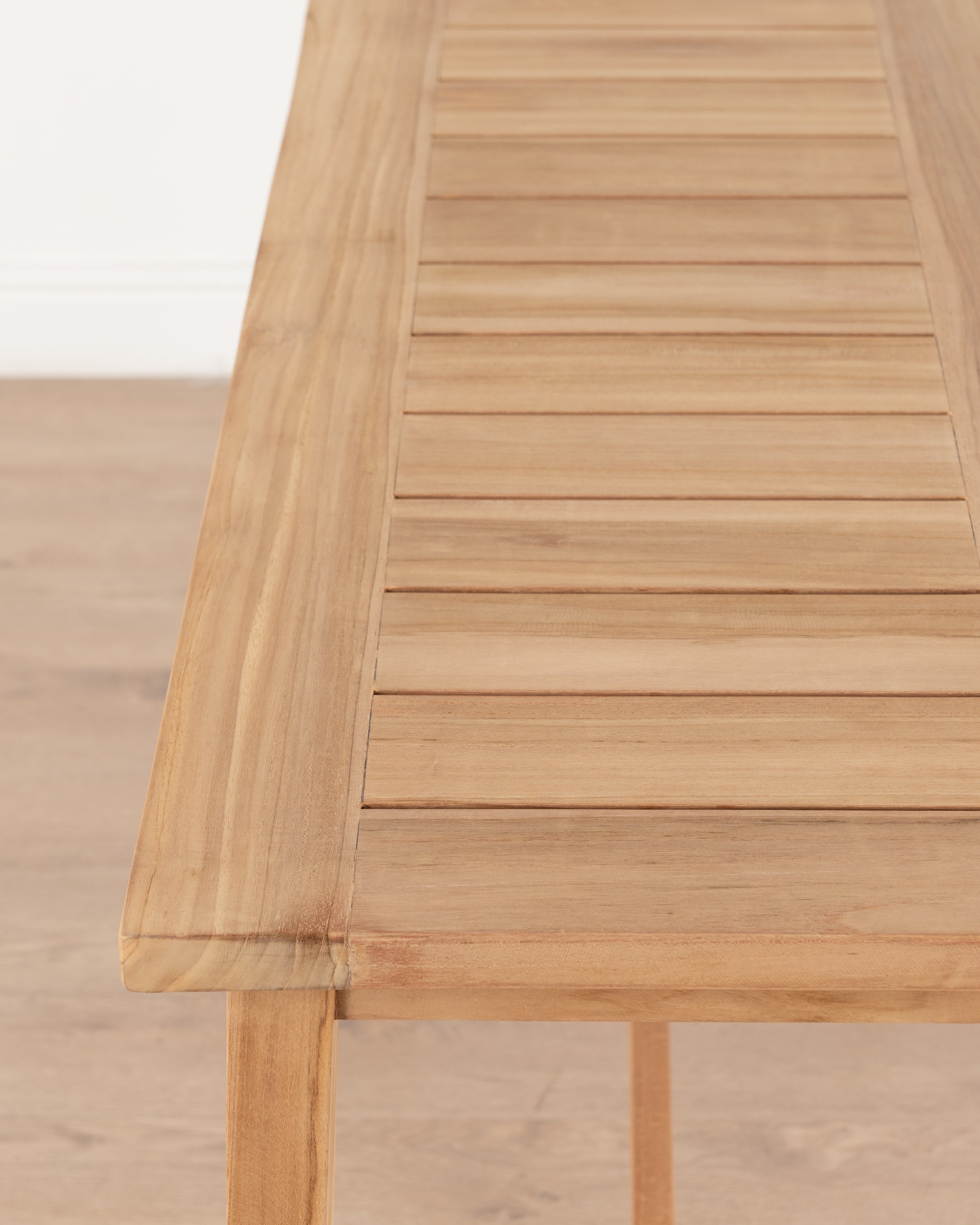 Resort Le Belle bar table