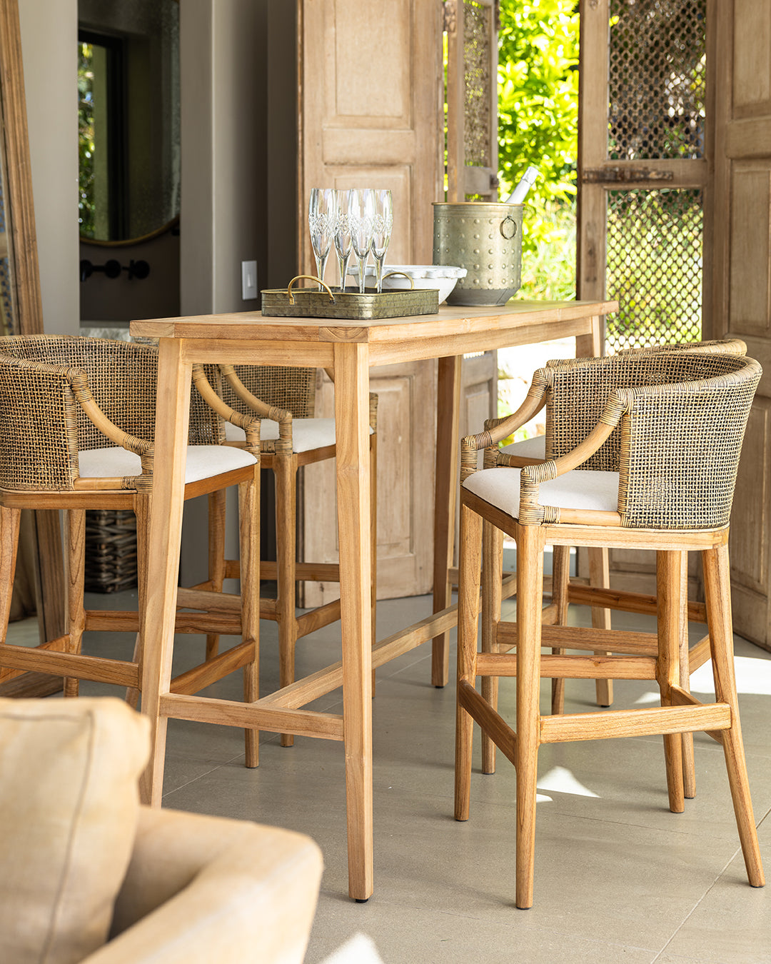 Resort Le Belle bar table