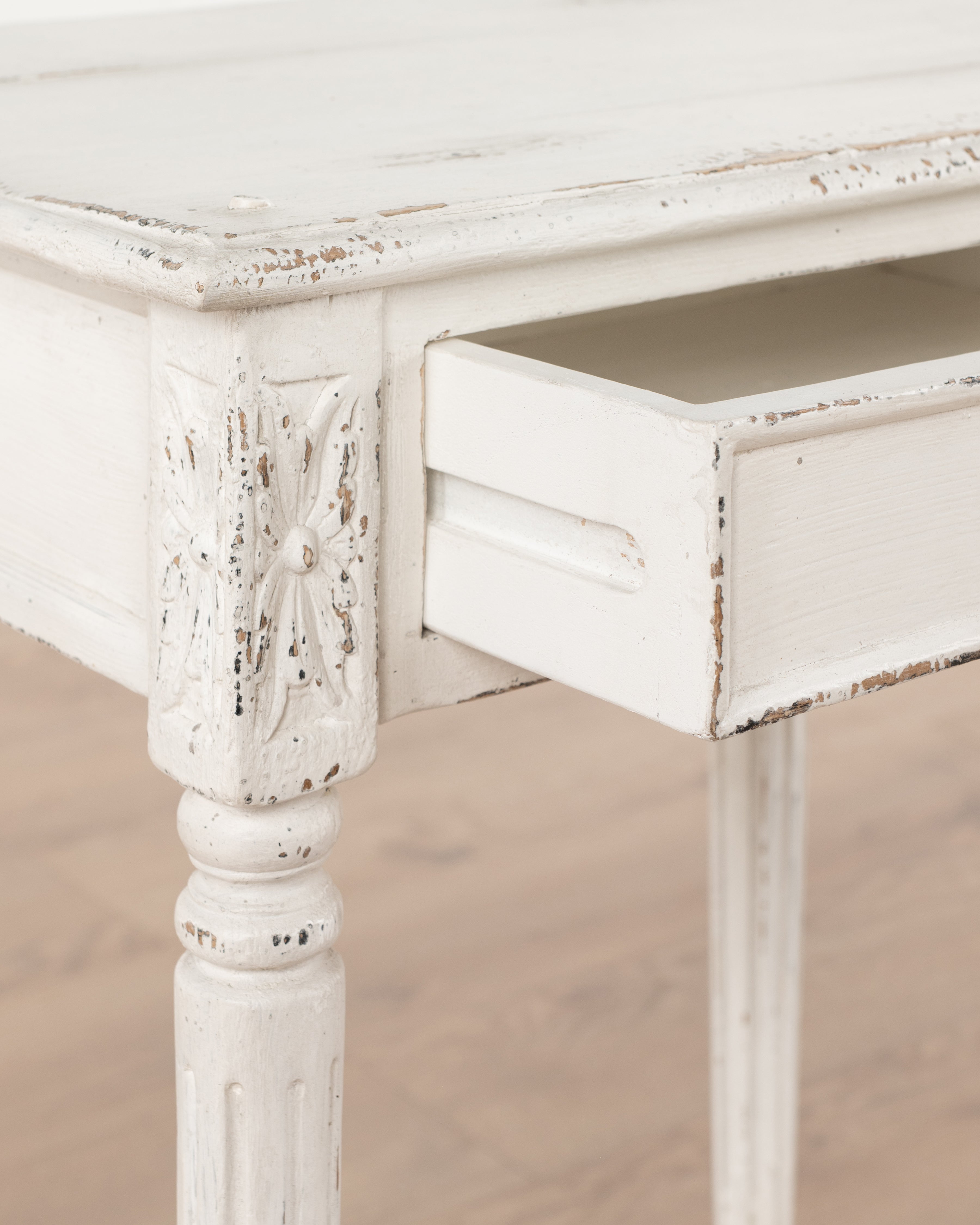 Marie Antoinette Bedside | White
