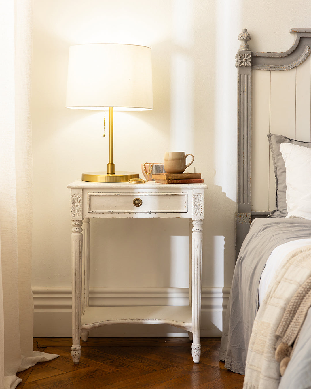 Marie Antoinette Bedside | White