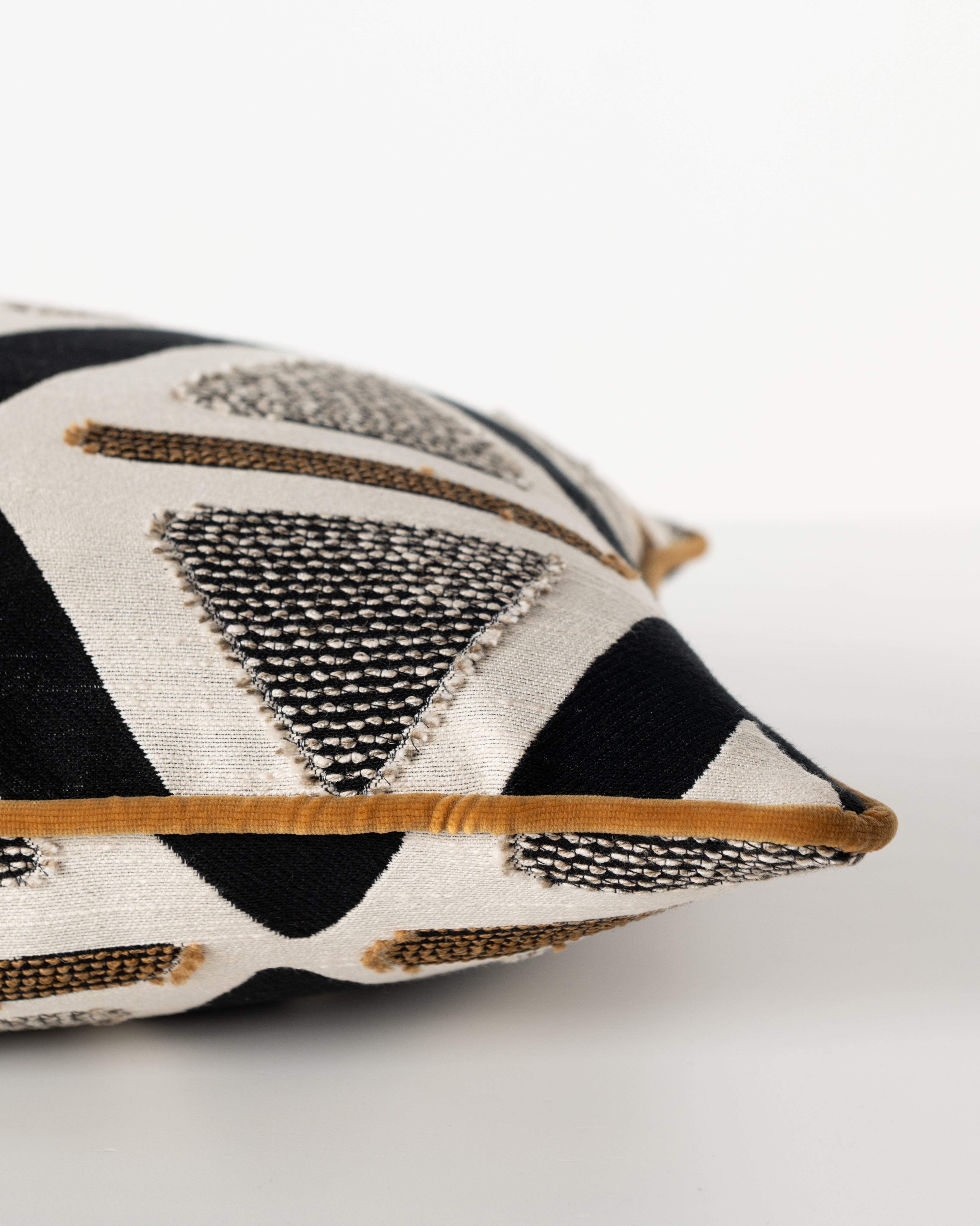 CUSHION BC PYRAMID MONO 40X60