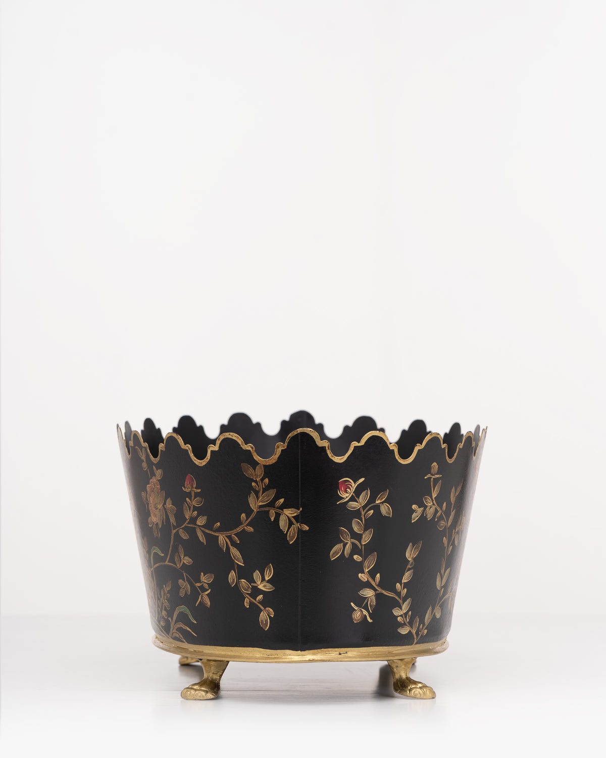 Jardin Noir Scalloped Planter
