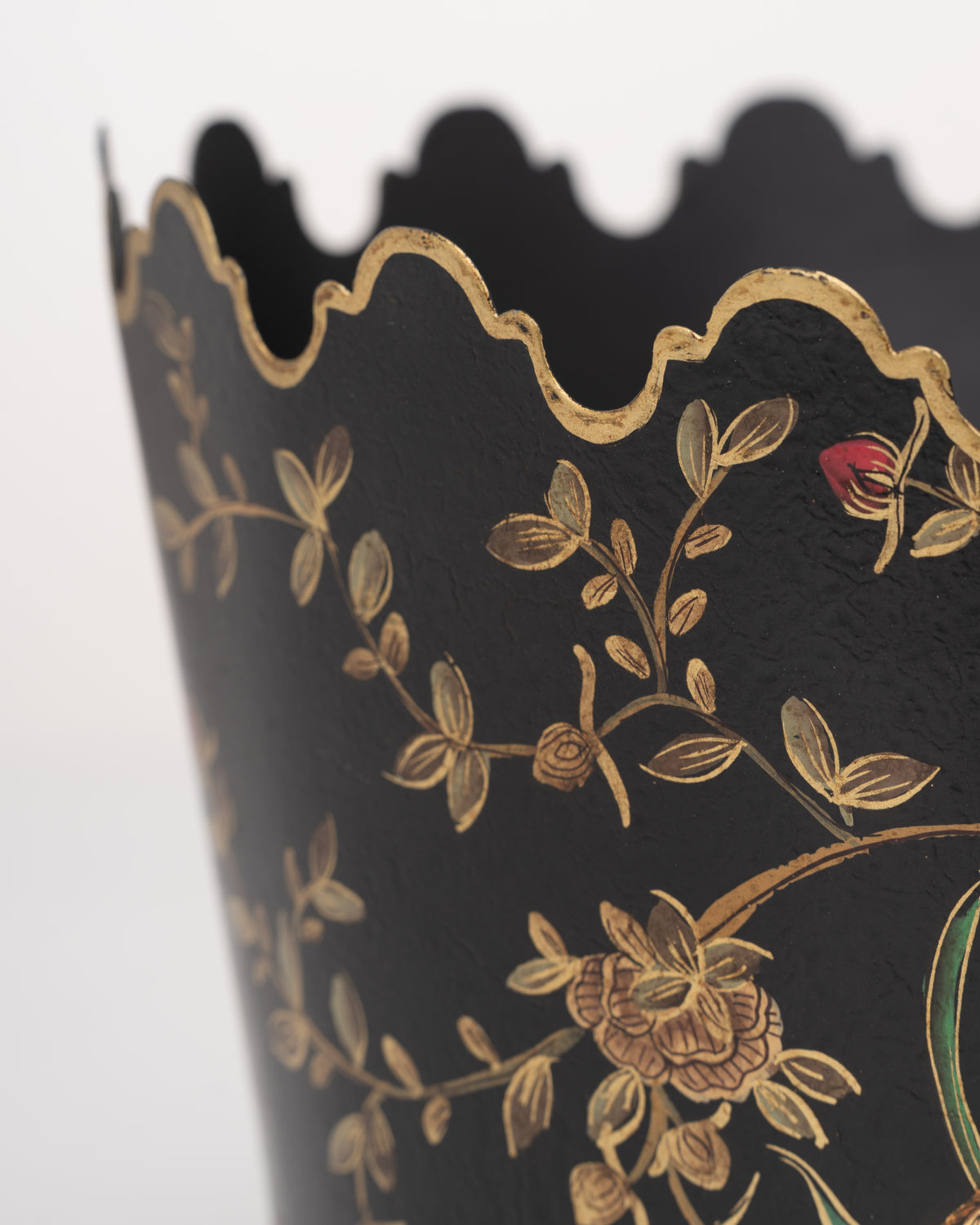 Jardin Noir Scalloped Planter