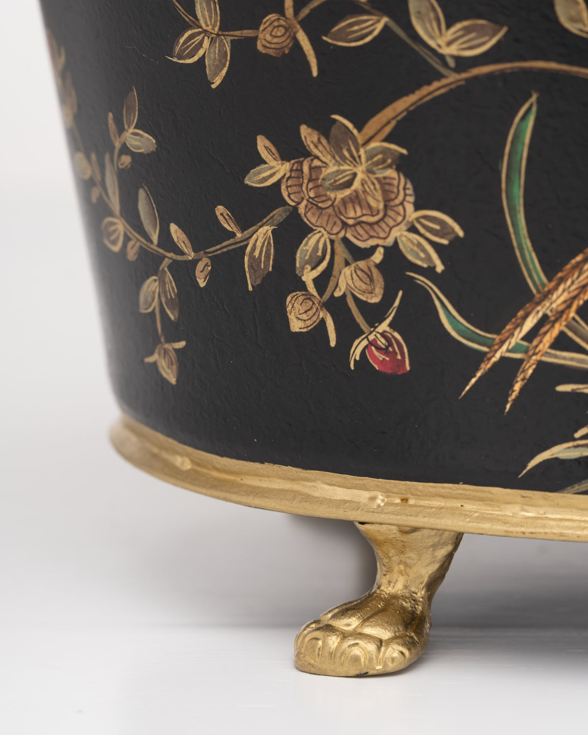 Jardin Noir Scalloped Planter