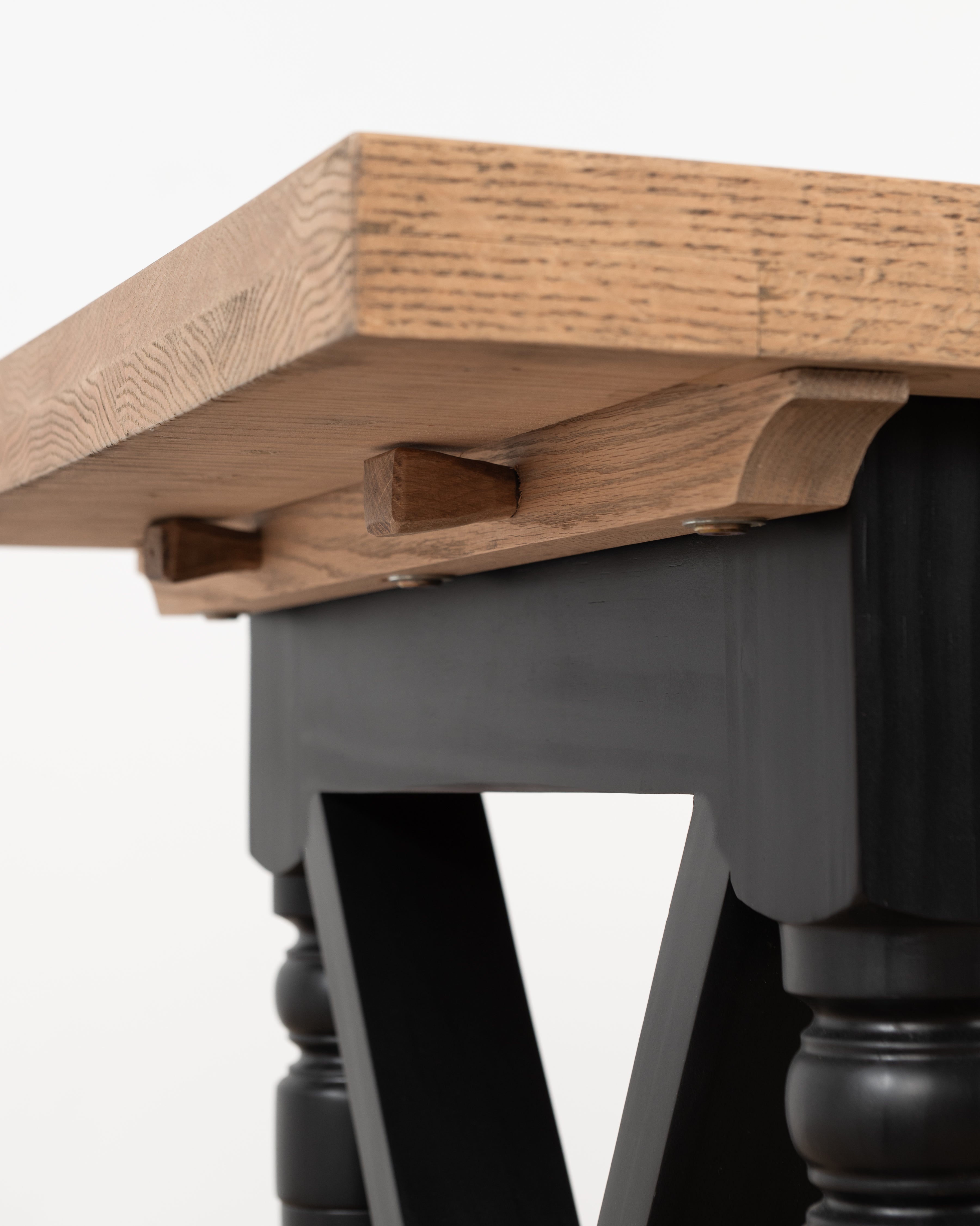 Oxford Cross-Leg Server