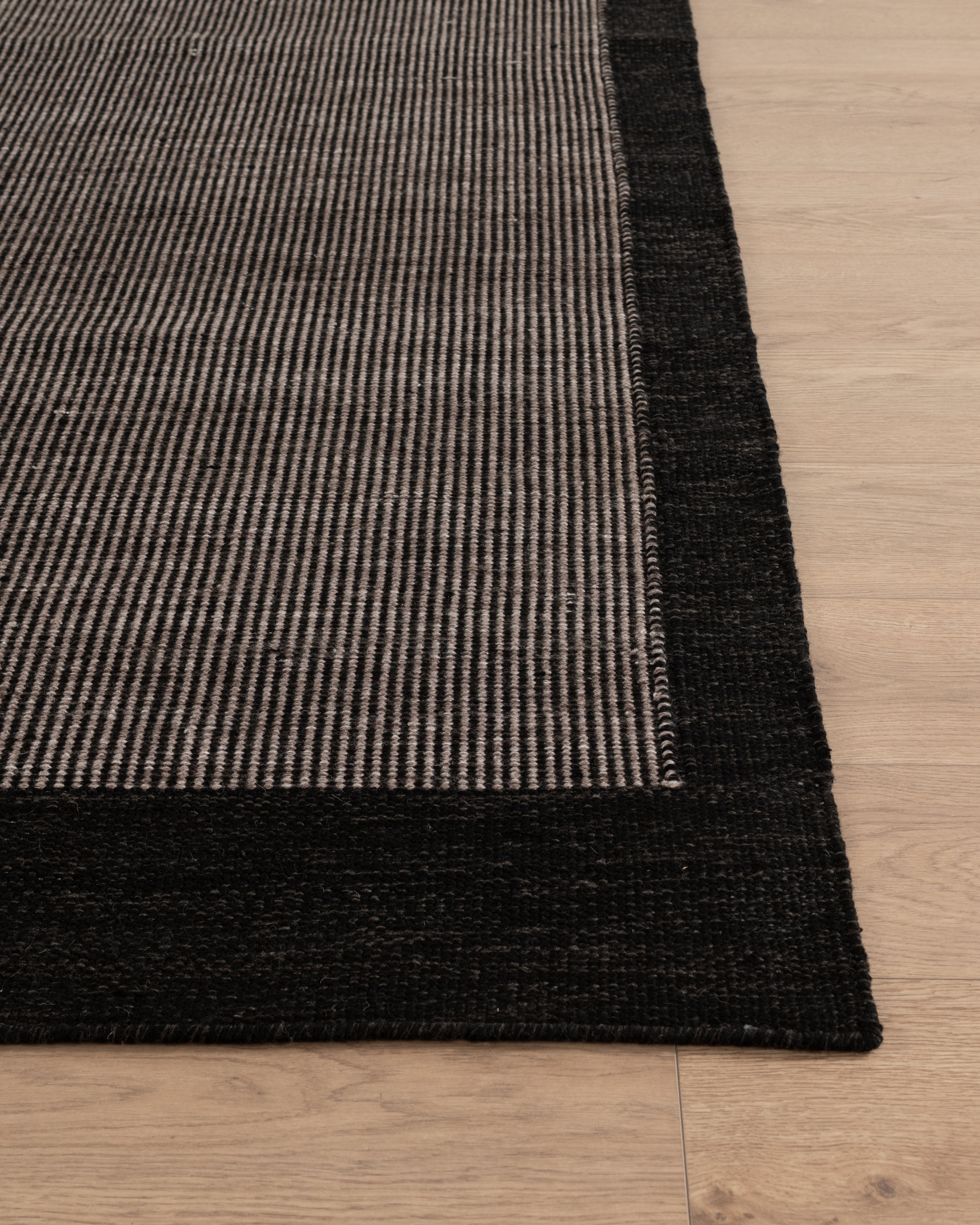 Linie Arbrello Rug | Black - Large - 3000 x 4000