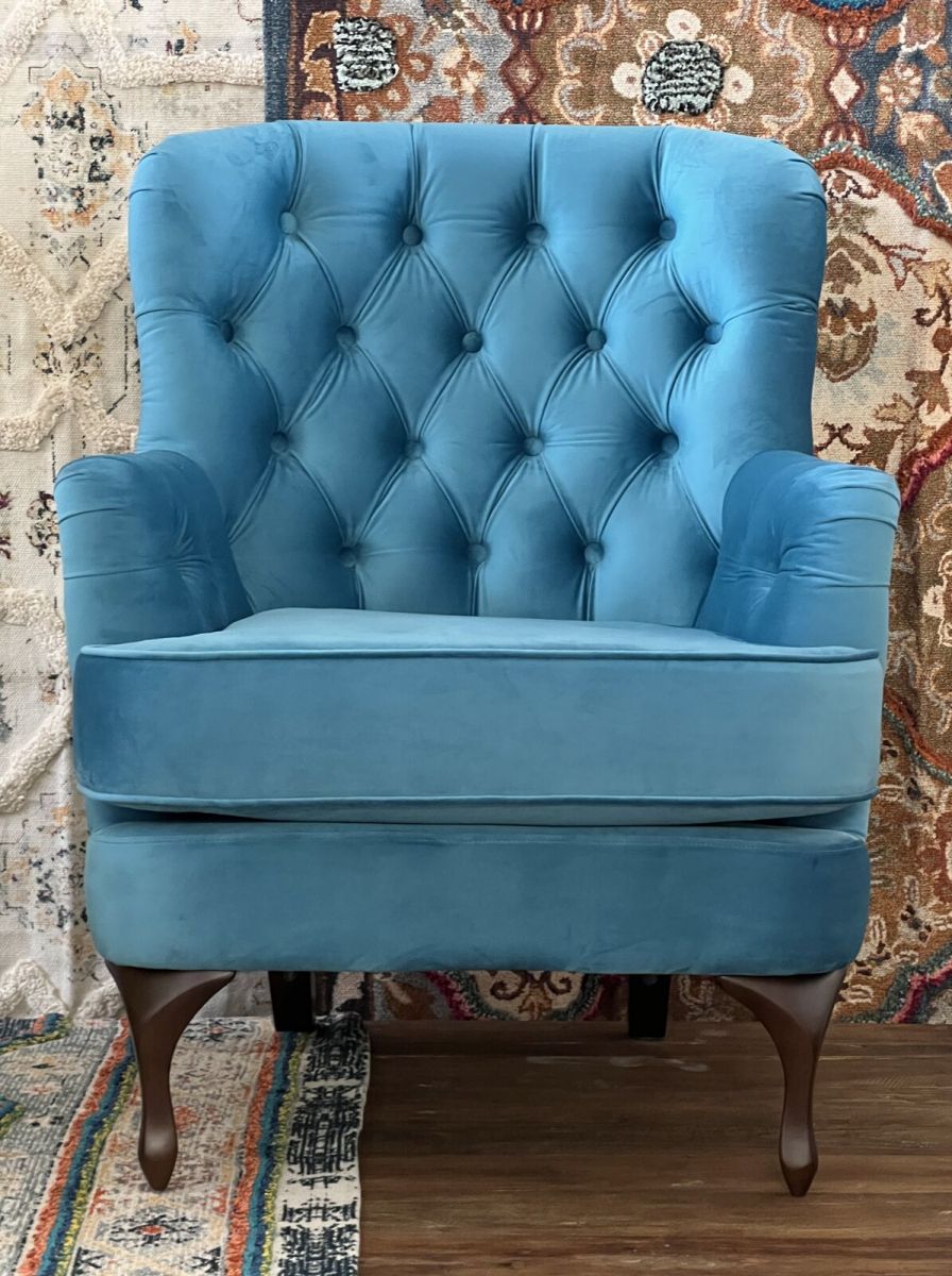 Armchair with deep buttoned detail and queen anne legs